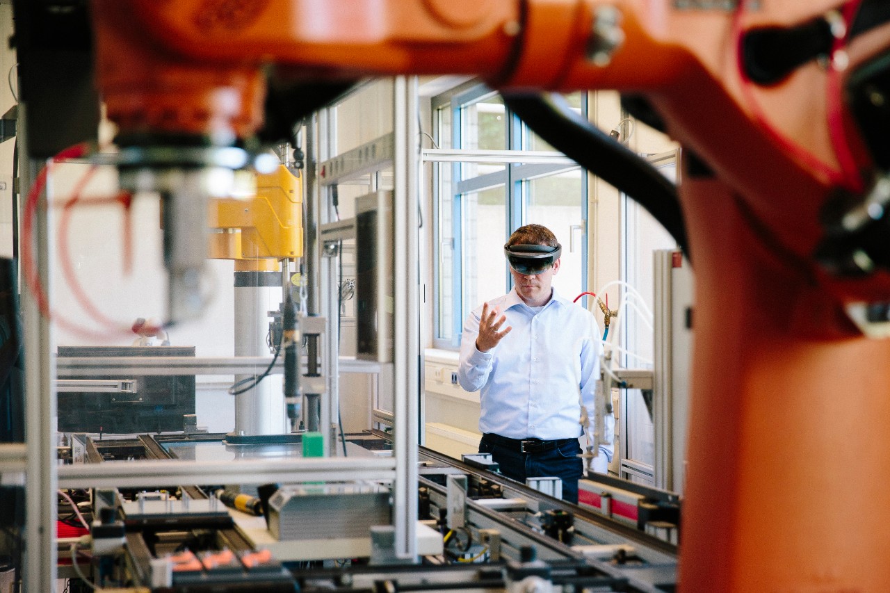 engineer-hololens-robot-production-manufacturing-plant-getty-1157133191.jpg