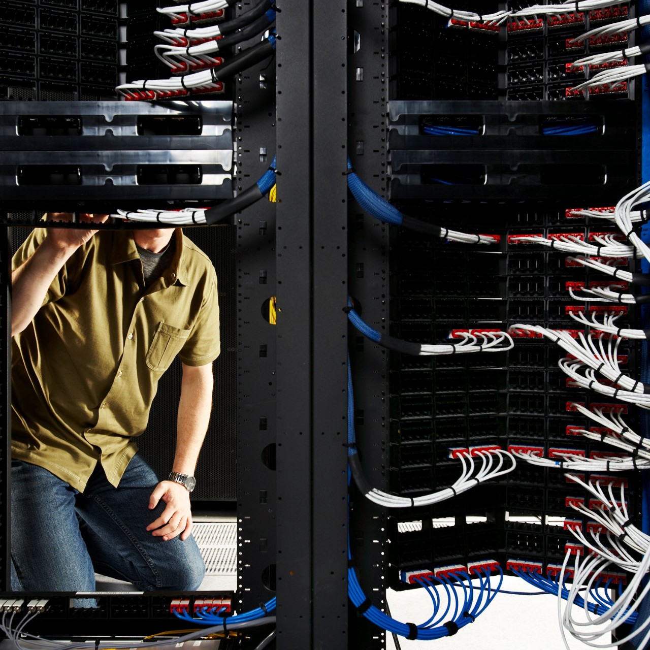 it-technician-server-room-data-center-getty-85973915-1500x1500.jpg