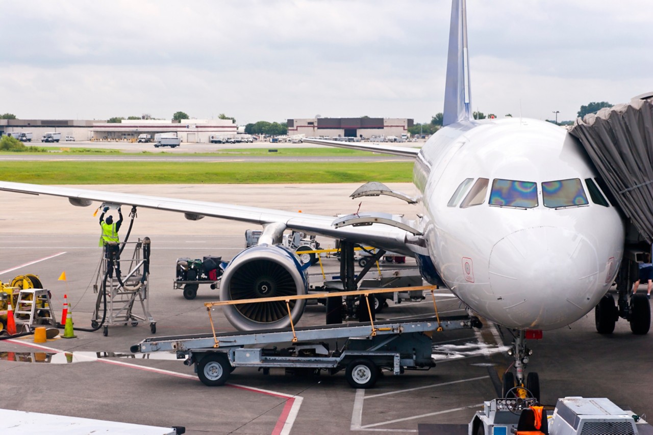 airplane-gate-airport-refueling-getty-175538178.jpg