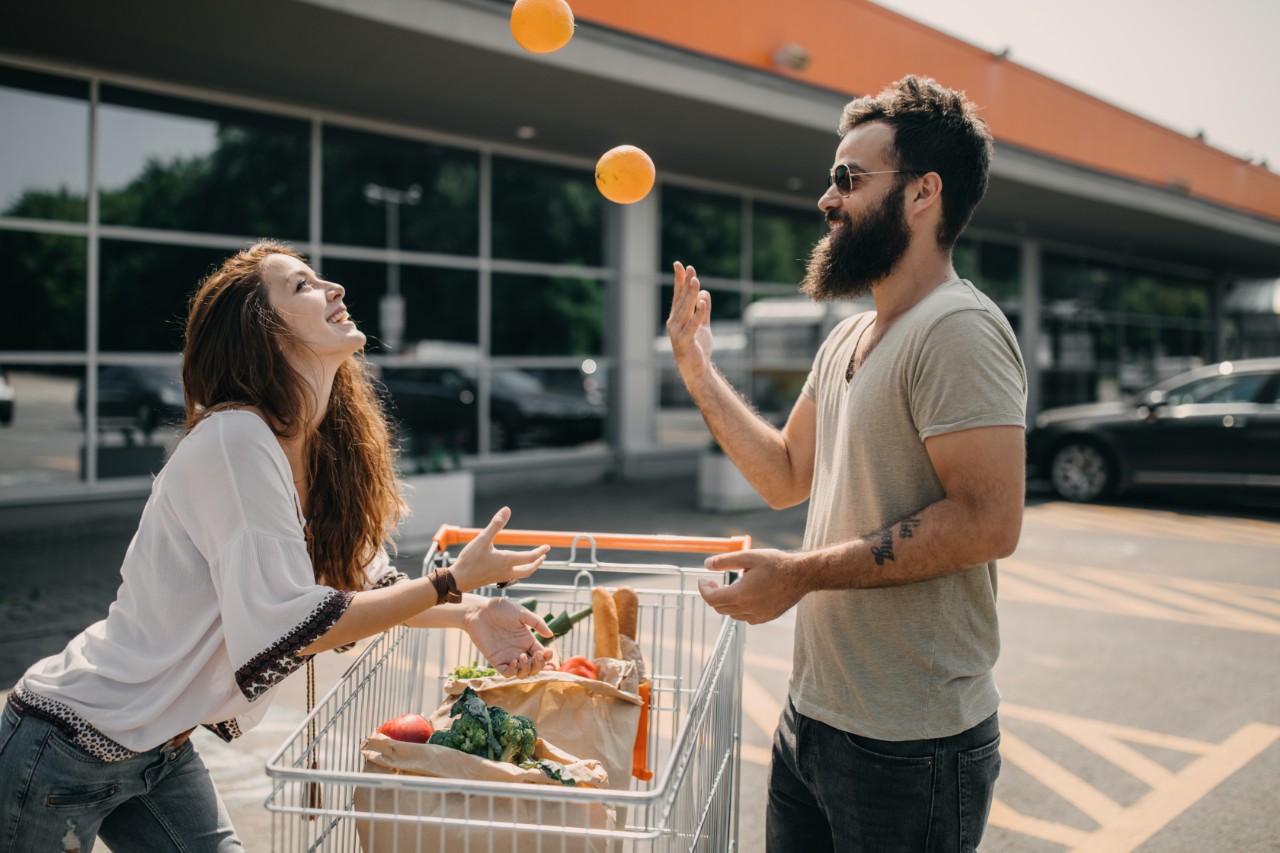 couple-w-shopping-cart-getty-1158404108.jpg
